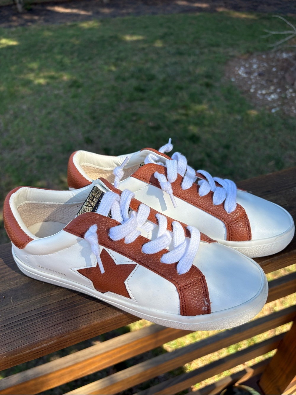 Vintage Havana streetwear White & Cognac Star Sneakers | Women’s Size 6.5